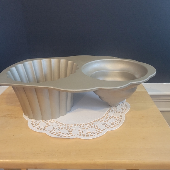 Nordicware The Great Cupcake Pan Birthday Cupcake - Picture 2 of 5